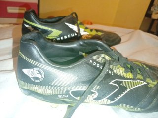 Botas de fútbol césped negras y verdes