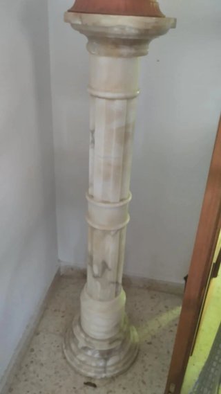 Columna de mármol beige y blanco