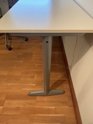 Mesa de oficina en ángulo blanca