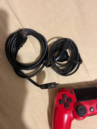 PS4 Pro Negra + Mando Rojo y 2 mandos negros