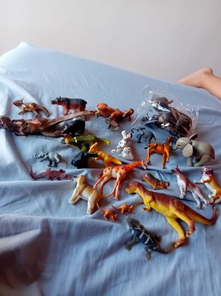 Lote de figuras de animales y dinosaurios
