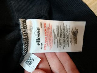 Sudadera Ellesse negra logo dorado