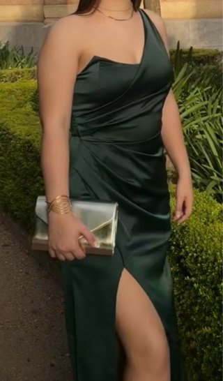 Vestido de fiesta verde con escote asimétrico