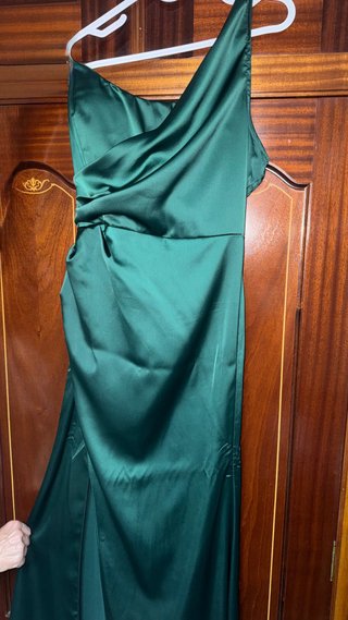 Vestido de fiesta verde con escote asimétrico