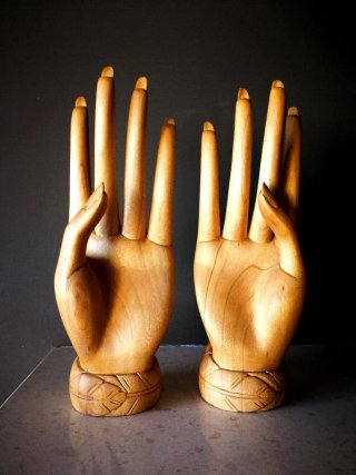 Escultura de Tamaño natural manos de madera  IROKO