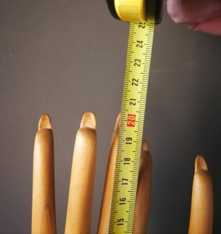 Escultura de Tamaño natural manos de madera  IROKO
