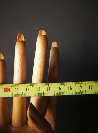 Escultura de Tamaño natural manos de madera  IROKO