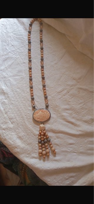 Collar de piedras y colgante grabado