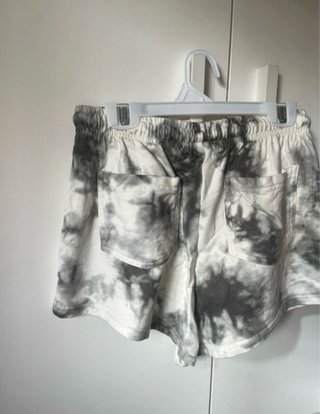 Pantalones cortos tie-dye grises y blancos