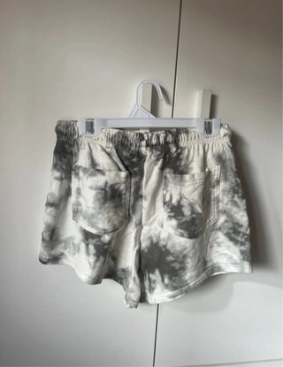 Pantalones cortos tie-dye grises y blancos