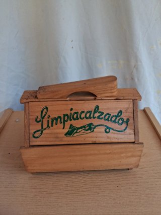 Caja de madera para limpiar zapatos