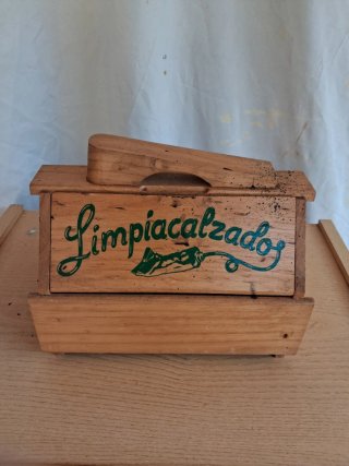 Caja de madera para limpiar zapatos