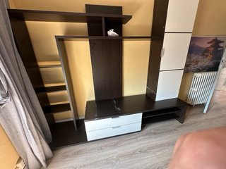 Mueble TV modular marrón y blanco