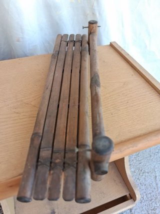 Estantería de caña y mimbre