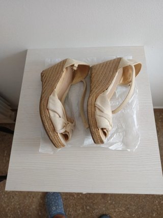 Zapatos  color beige con lazo.