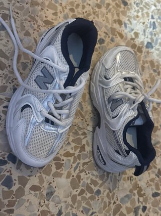 Zapatilla New Balance 530 Plata y Blanca