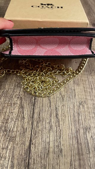 Bolso mini Coach rosa con cadena dorada
