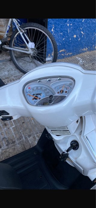 Kymco Scooter Blanca