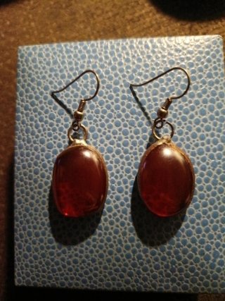 Pendientes colgantes rojos y dorados