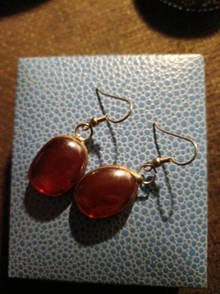 Pendientes colgantes rojos y dorados