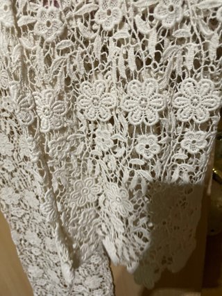 Pantalones de encaje beige y blanco
