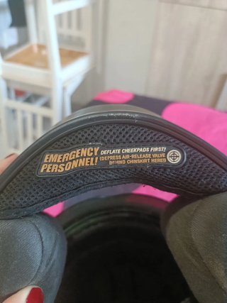 Casco de moto negro con visera