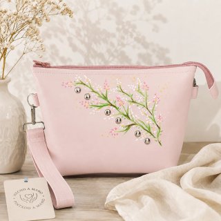 Bolso de mano azul con flores