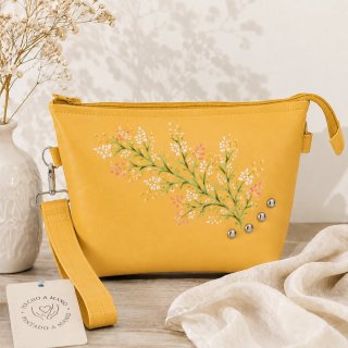 Bolso de mano azul con flores