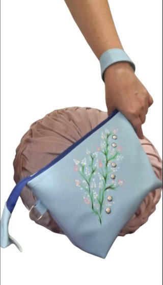 Bolso de mano azul con flores
