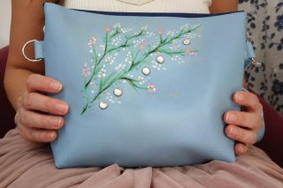 Bolso de mano azul con flores