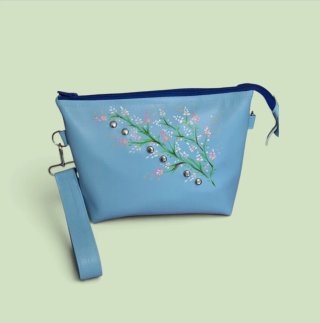 Bolso de mano azul con flores