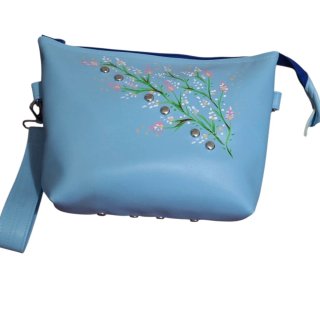 Bolso de mano azul con flores