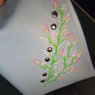 Bolso de mano azul con flores