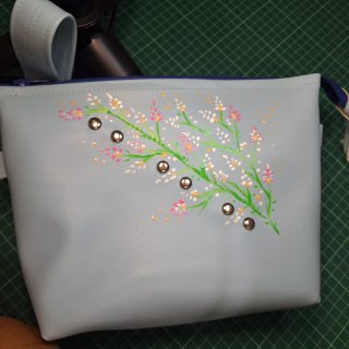 Bolso de mano azul con flores