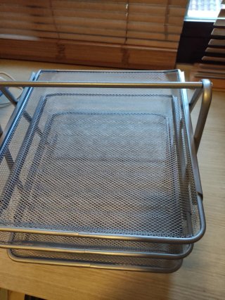 Archivador de metal plateado
