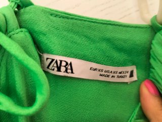 Vestido Zara verde con tirantes de anillas