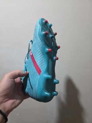 2 paia di scarpe da calcio Taglia 41 vendo insieme