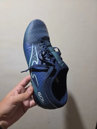 2 paia di scarpe da calcio Taglia 41 vendo insieme