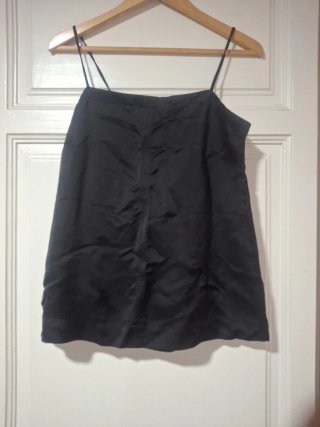 Top nero con spalline regolabili