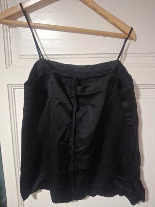 Top nero con spalline regolabili
