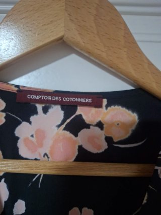 Vestido de seda negro con flores rosas
