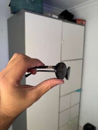 Gafas de sol Miu Miu negras y doradas