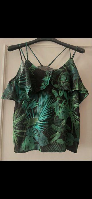 Blusa verde y negra con estampado tropical