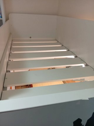 Cama alta con escritorio y cajonera