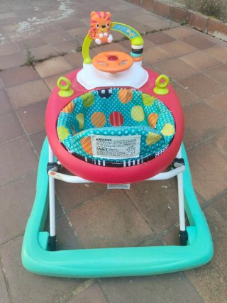 Tacatá infantil con asiento acolchado