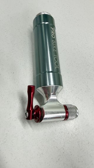 Inflador CO₂ PRO BIKE TOOL con almacenamiento de c