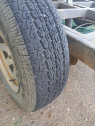 Remolque 2 ejes basculante con lona verde