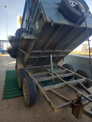 Remolque 2 ejes basculante con lona verde