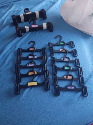 Perchas de plástico con pinzas
