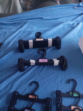 Perchas de plástico con pinzas